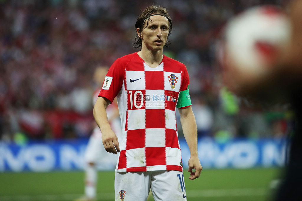 考虑下场欧冠关闭南看台，德雷森：放烟火的球迷